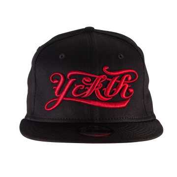 Boné Snapback 9FIFTY 'YCKTH' da Luxury Hustle Wear com Logotipo Encarnado sobre Preto Boné Snapback 9FIFTY 'YCKTH' da Luxury Hustle Wear com Logotipo Encarnado sobre Preto