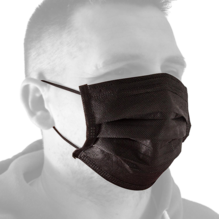 Une personne porte un masque jetable Killer Ink Black Line d'un paquet de 50, présenté en vue latérale avec un arrière-plan et des caractéristiques légèrement décolorés.